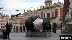 Polonia - O sculptură a lui Eros Bendato cu mască