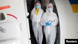 Кабінет міністрів України вирішив від півночі 28 серпня до 28 вересня закрити кордони для іноземних громадян. При цьому рішення містить винятки для тих, кому в’їзд дозволений