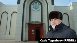 Илез Осканов мешіттің алдында тұр. Алматы, 20 ақпан 2018 жыл