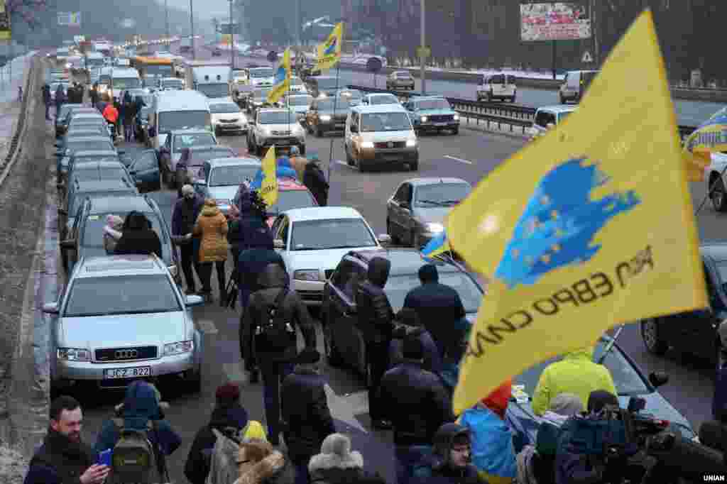 Автомобілі припарковані в крайній правій смузі в напрямку столиці, тому у зв’язку з цим рух транспорту трохи ускладнений