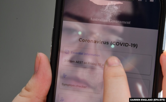 Një person duke përdorur një aplikacion për gjurmimin e koronavirusit në Australi.