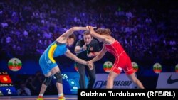 Айсулуу Тыныбекова Күрөш боюнча дүйнө чемпионатынын алтын байге үчүн таймашында болгариялык Тайбе Мустафа Юсеин менен беттешип жаткан учуру. Нур-Султан шаары. 19-сентябрь, 2019-жыл.