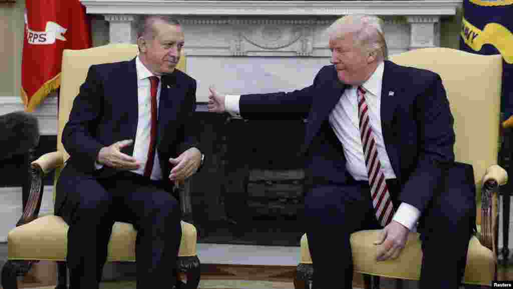 ТУРЦИЈА - Американскиот претседател Доналд Трамп и турскиот претседател Реџеп Таип Ердоган во телефонски разговор се согласија дека убиството на новинарот Џамал Кашоги во саудискиот конзулат во Истанбул мора да биде целосно објаснето, соопшти турското претседателсто.