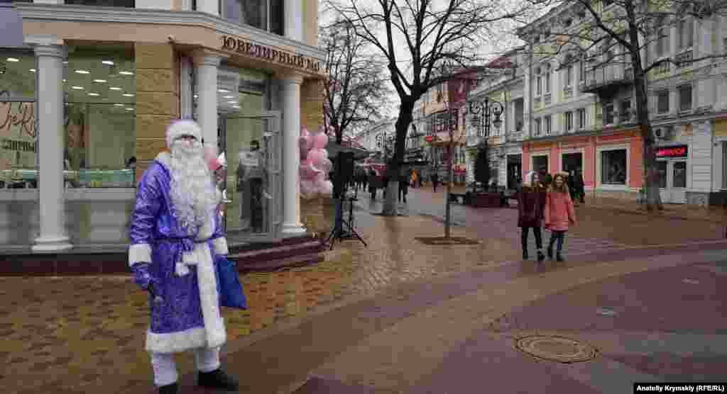 Зазывала в костюме Деда Мороза из ювелирного магазина на пересечение улиц Маркса и Пушкина