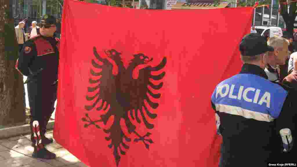 САД / АЛБАНИЈА - Албанија се врати на перење пари и е земја каде се забележува раст на трговија со дрога и економскиот криминал, објави американскиот Стејт департмент во извештајот за 2017 година. Во извештајот се предупредува и на голема корупција и слаби институции во Албанија.