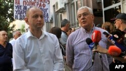 Da li su advokati odbrane ili optuženi bili pod tajnim nadzorom Specijalnog tužilaštva: Milan Knežević i Andrija Mandić ispred suda u Podgorici
