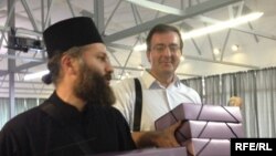 Каждый вторник у отца Андрея приемные дни в монастыре, к нему приезжают за помощью люди из всех районов Абхазии: обычно на приеме бывает 20-25 человек