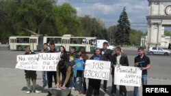 Flash mob la guvern împotriva vînzării de terenuri unor investitori străini. Vasile Costiuc (al treilea din stânga). 14 aprilie 2010