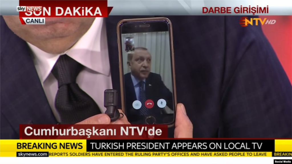Turski predsjednik Redžet Tajib Erdogan ubrzo se obratio javnosti preko mobilnog telefona i društvenih mreža i pozvao građane da se usprotive pokušaju svrgavanja vlasti.