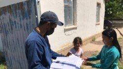 Почтальон доставляет домашние задания школьникам, проживающим в селе Туркестанской области. Апрель 2020 года.