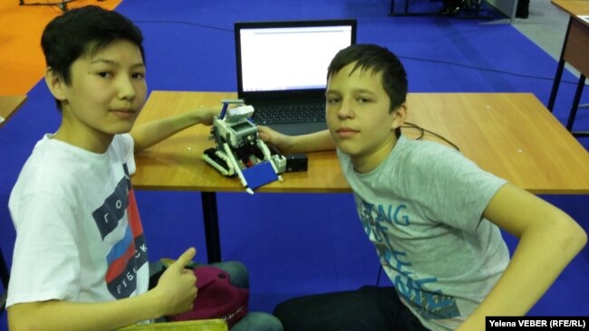 Участники фестиваля робототехники — школьники из Астаны Саламат Куанганов и Егор Кадацких, представившие свою совместную работу — робота-сумо. Караганда, 22 апреля 2017 года.