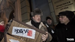 Ռուսաստան - «Նովայա գազետա» պարբերականի գլխավոր խմբագիր Սերգեյ Սոկոլովը Պետդումային է փոխանցում «Դիմա Յակովլեւի մասին» օրենքի դեմ հավաքված շուրջ 100 հազար ստորագրությունները, Մոսկվա, 21-ը դեկտեմբերի, 2012թ.