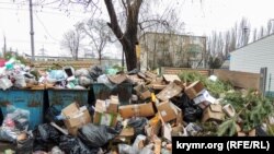 Заповнений майданчик для сміттєвих контейнерів у Керчі, 3 січня 2019 року
