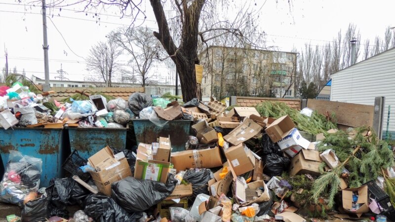 Жители российского Красноярска жалуются на мусорные завалы 