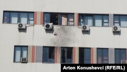 Місце влучання гранати в будівлю парламенту Косова, Приштина, фото 5 серпня 2016 року