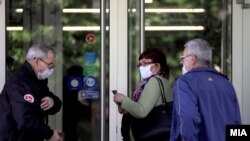 Луѓе со заштитни маски во автобус, пред банка, на улица, во продавница, на пазар, во парк...