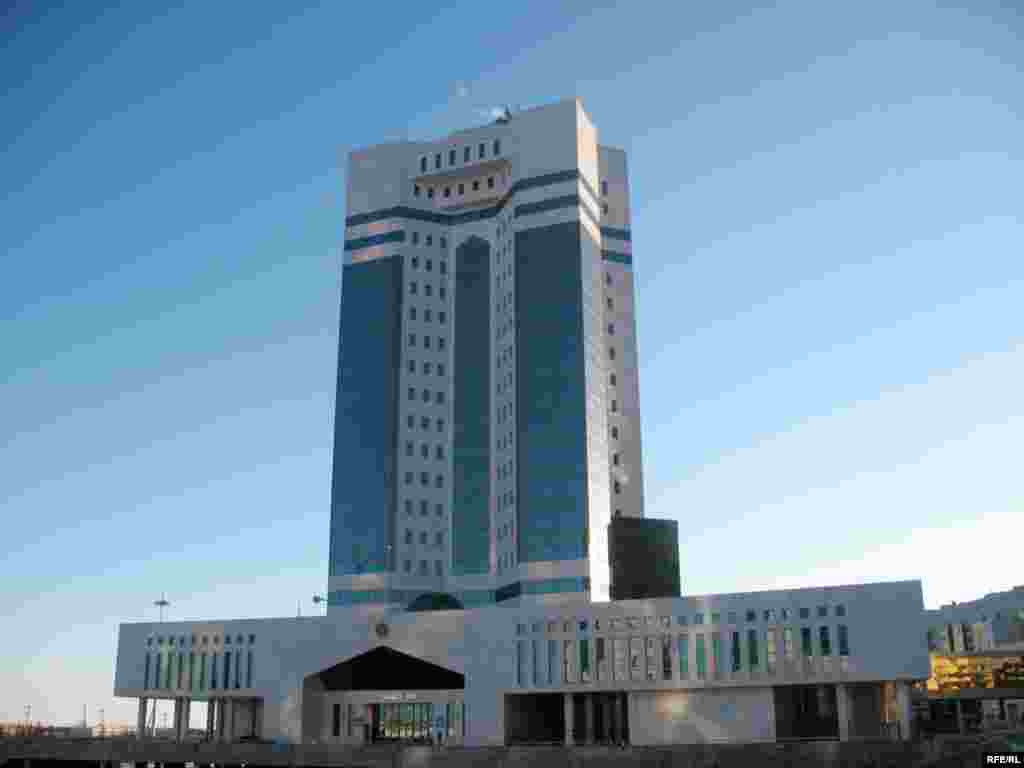 Kazakhstan - Kazakh Government House. Astana, undated - Қазақстан - Үкімет үйі. Астана, түсірілген уақыты белгісіз