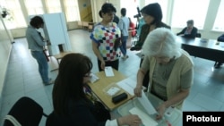 Armenia - A voter casts a ballot in Yerevan during municipal elections, 14May2017.