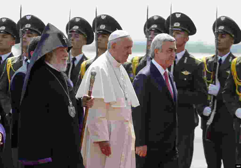 Armenia -- Pope Francis (C), Armenian President Serzh Sarkisian (R) and Catholicos of All Armenians Karekin II attend a welcoming ceremony at Zvartnots airport outside Yerevan, June 24, 2016