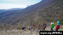 Туристы в Крымских горах, иллюстрационное фото