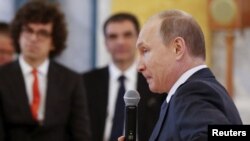 Путин Санкт Петербургда 18 июнда ўтган иқтисодий анжуманда сўзламоқда.