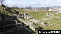 Майданчик, де були розташовані колони на території античного Пантікапея, Керч, 13 лютого 2019 року