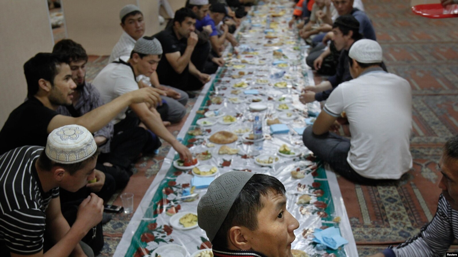 Мусульманский таджикский. Ифтар в мечети. Таджики мусульмане. Мигранты в мечети. Еда в мечети.