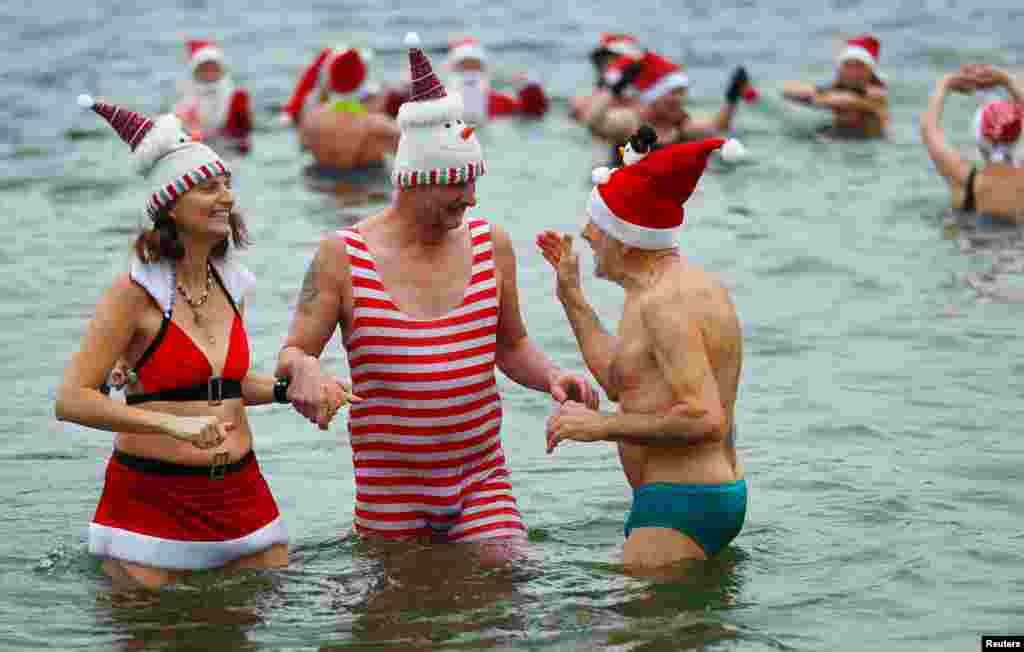 Berliners enjoy a traditional Christmas swim in Orankesee Lake on December 25. (Reuters/Hannibal Hanshke)