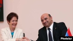 Armenia - Energy Minister Armen Movsisian and U.S. Ambassador Marie Yovanovitch sign an agreement in Yerevan, 2Jun2011.