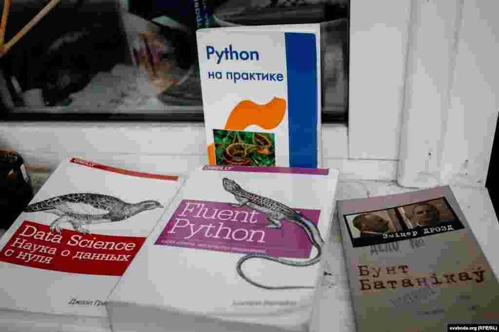 &laquo;Бракавала кніг, &mdash; кажа Маркелаў. &mdash; У асноўным я чытаў падручнікі па праграмаваньні на Python, але апошнія дні расьцягваў чытаньне кніг&raquo;.