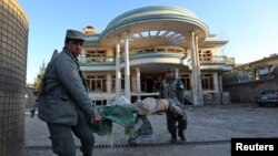 Полицейлер шабуылдан қаза тапқан адамның денесін әкетіп барады. Кабул, 25 наурыз 2014 жыл. 