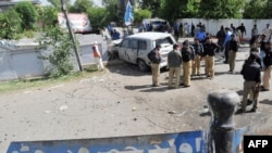 پلیس پاکستان در محل انفجار در پیشاور