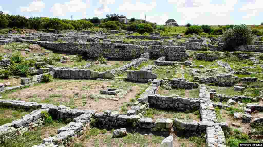 Город был огражден мощными оборонительными стенами и распланирован по схеме, распространенной тогда в греческом и римском мирах
