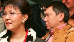 Dariga Nazarbaeva və Rakhat Aliev (arxa planda) 2005-ci ildə