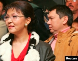 Дариға Назарбаева (сол жақта) мен Рахат Әлиев. 4 желтоқсан 2005 жыл.