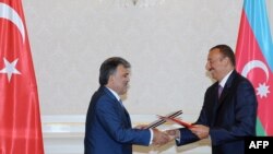 Azerbaijan -- Azerbaijan's President Ilham Aliyev (R) shakes hands with his Turkish counterpart Abdullah Gul (L) during a signing ceremony in Baku, 16Aug2010