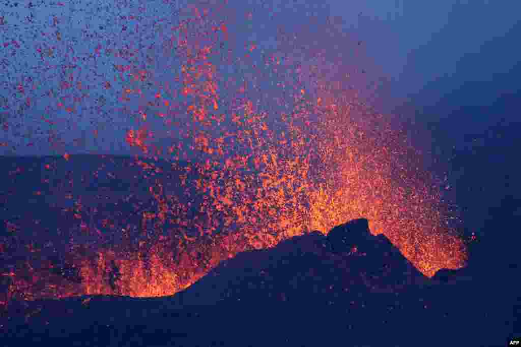 На фото - изввержение вулкана Питон-де-ла-Фурнез на острове Реюньен, Франция. Извержение произошло в мае 2015 года. Вулкану около 530 тысячи лет, который за последние 300 лет извергался более, чем 150 раз