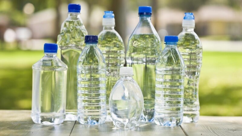 Власти Симферополя просят не повышать цену на воду в бутылках 
