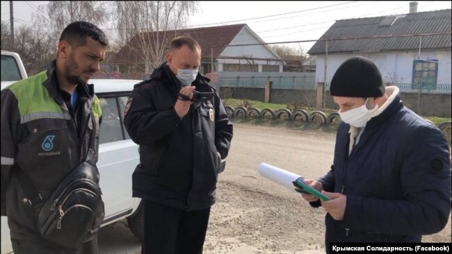 Российские силовики вручают предостережения крымским татарам, март 2020 года
