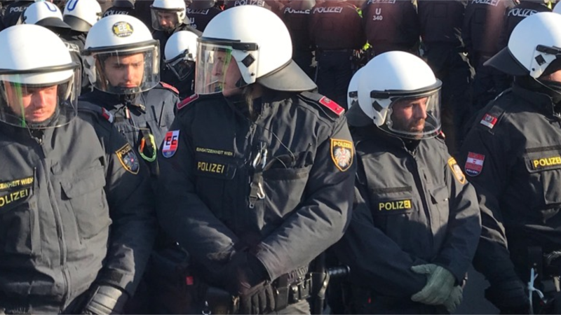 Австрин полици: «Нохчий, Iедалан белхахошна тIекхийда мегар дац!»