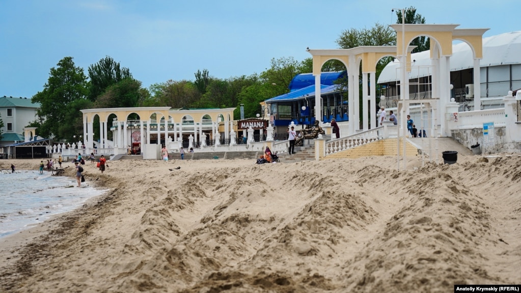 У набережной имени Горького продолжают просеивать пляжный песок, очищая его от выброшенного штормами мусора