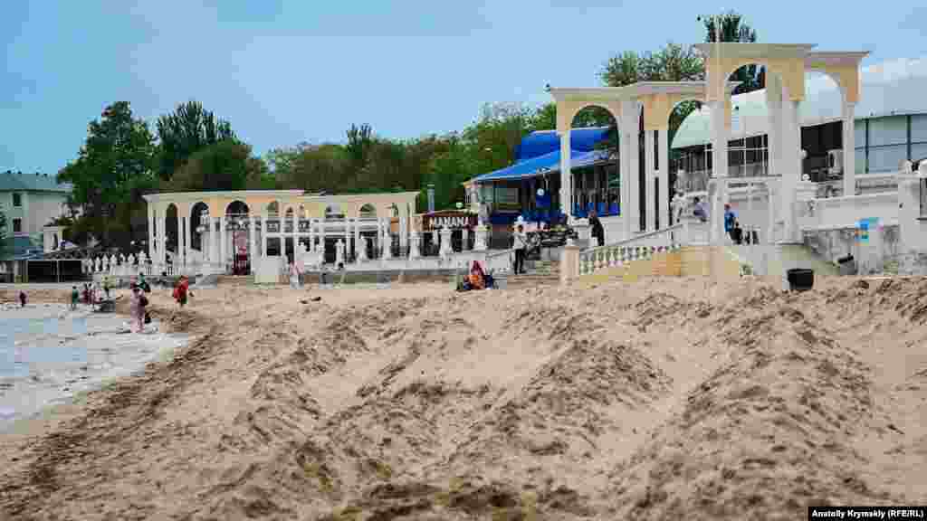Біля набережної імені Горького продовжують просівати пляжний пісок, очищуючи його від викинутого штормами сміття