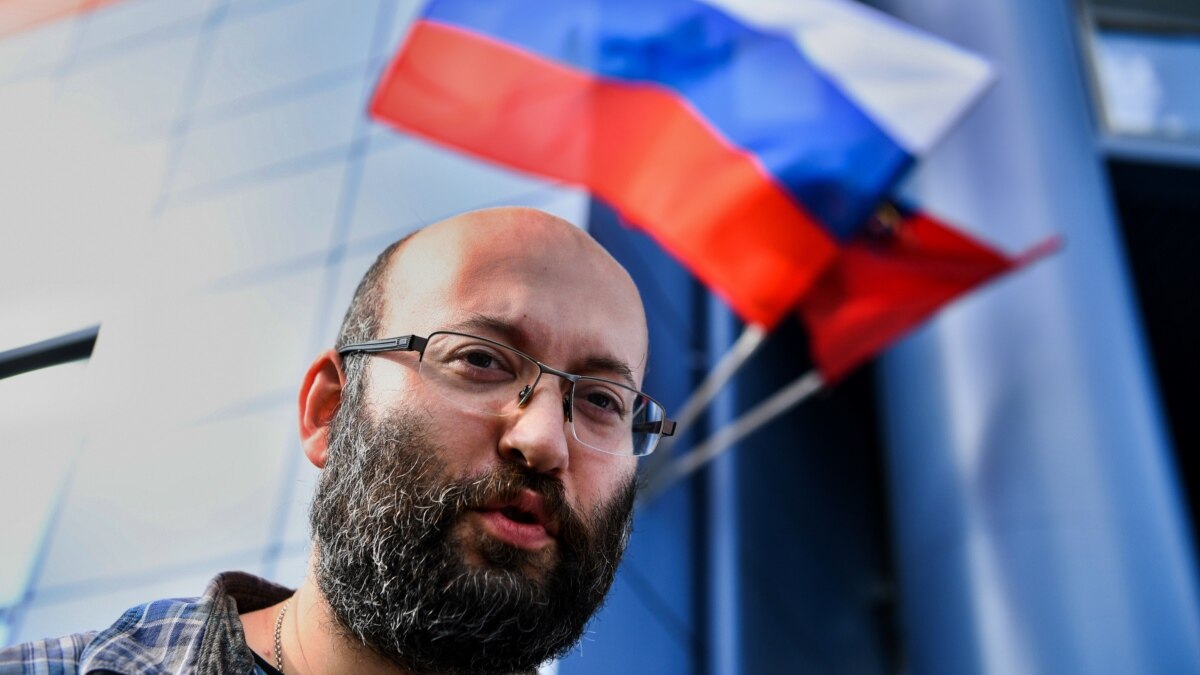 Иля Азар, когото вкараха в ареста в Москва, защото е протестирал