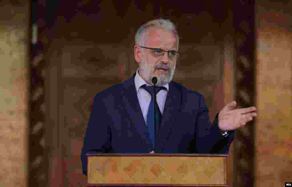 МАКЕДОНИЈА - Опозициската ВМРО-ДПМНЕ денеска најави дека ќе поднесе кривична пријава против претседателот на Собранието Талат Џафери поради, како што се наведува во нивното соопштение, свесно кршење на Уставот и законите.
