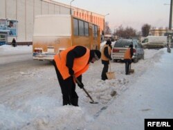 Ілюстрацыйнае фота. Дворнікі ў Гомлі прыбіраюць пасьля сьнегападу