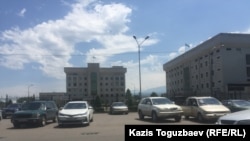 Алатау ауданының орталық алаңы. Алматы, 1 шілде 2017 жыл.