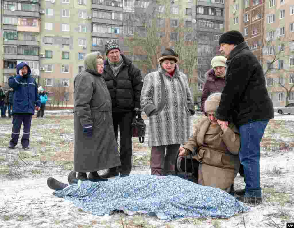 Родичі поряд з тілом загиблої внаслідок обстрілу &laquo;Градами&raquo; житлового масиву в Краматорську, 10 лютого 2015 року