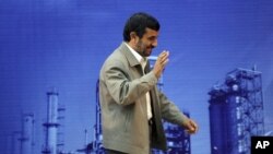 Arxiv foto. İranın prezidenti Mahmud Ahmadinejad Abadan şəhərində neftayırma zavodunun yaxınlığında vətəndaşlarla görüş zamanı, 24 may 2011