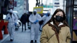 Девушка в медицинской маске. Сеул, Южная Корея. 5 марта 2020 года.
