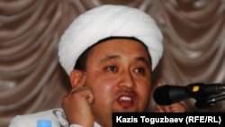 Заместитель главного имама Центральной мечети Алматы Мади Ахметов выступает перед студентами Казахского национального технического университета. Алматы, 8 октября 2010 года.